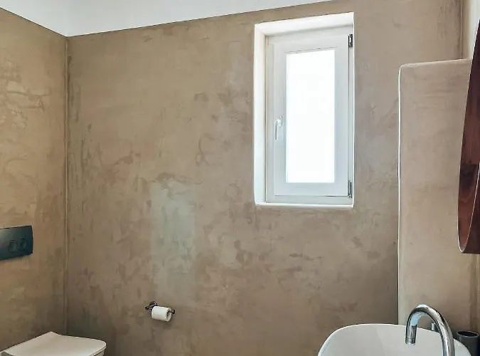 Aphrodite's * Ampelas